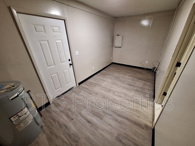 Building Photo - 1221 E Moneta Ave