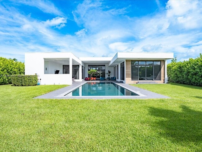 Foto del edificio - 16650 Sunset Way