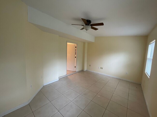 Building Photo - Spacious & Updated 2/1 in Orange City