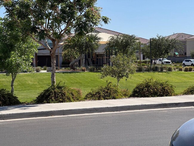 Building Photo - Spacious 4BR 3BT House Just Behind 202 Fre...