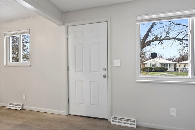 Building Photo - NEWLY RENOVATED 3BR/1BA