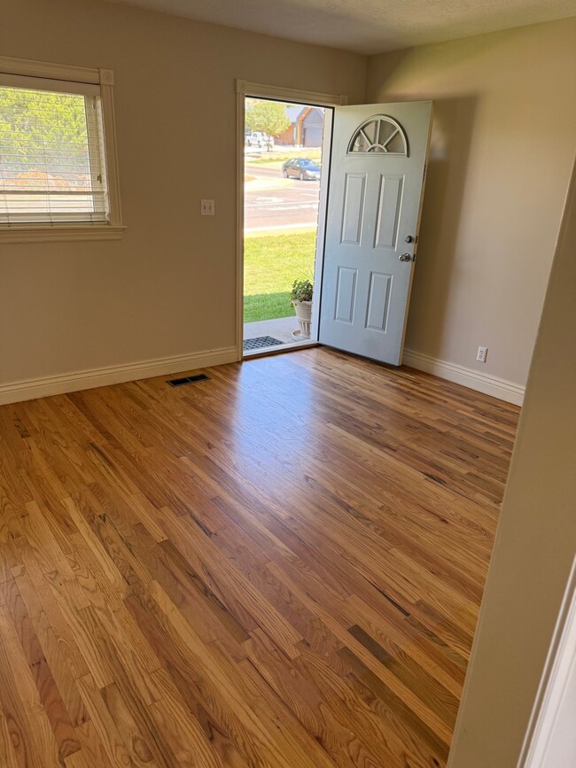 Foto del edificio - 394 E Parrish Ln