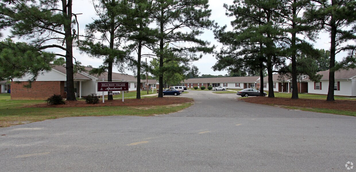 Foto principal - Hillcrest Village Apartments