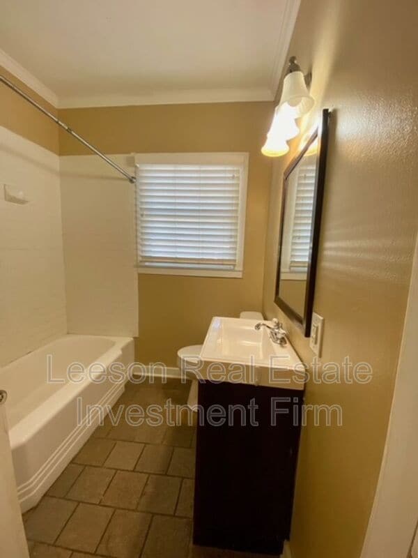 Building Photo - 810 Rutherford St