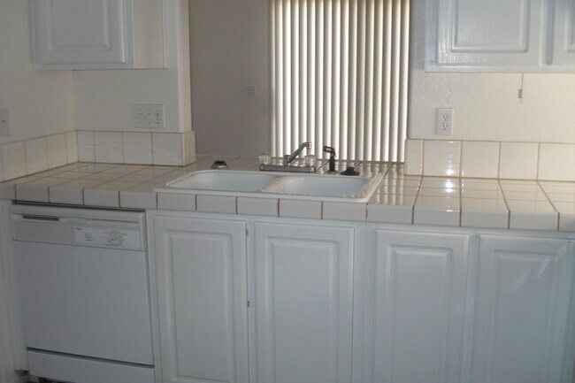 Foto del edificio - BEAUTIFUL 2 STORY HOME WITH 4 BEDROOMS