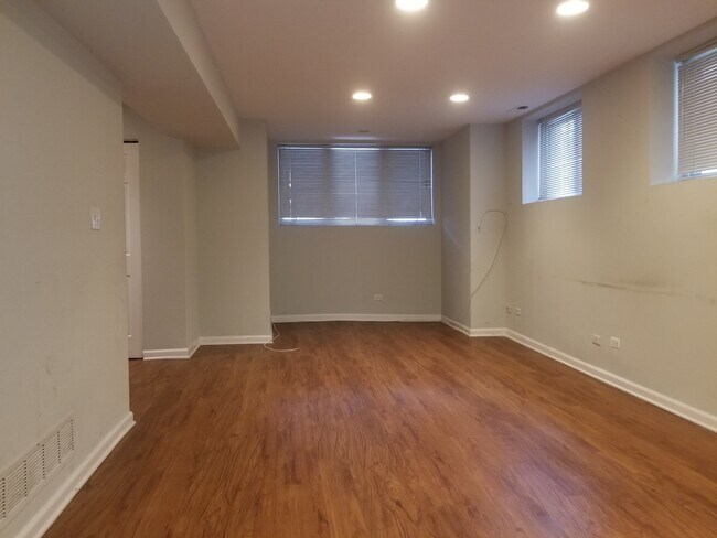 Foto del edificio - 3216 N Racine Ave