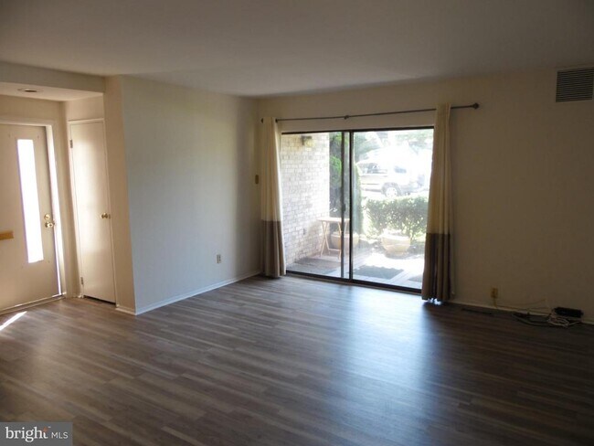 Foto del edificio - 1602 Raintree Ln