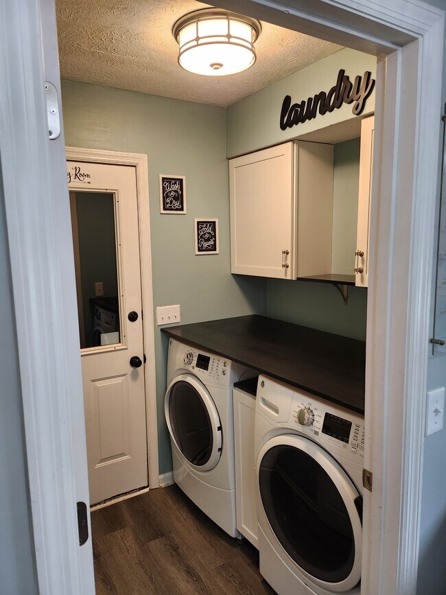 Foto del edificio - 2215 Birchwood Dr