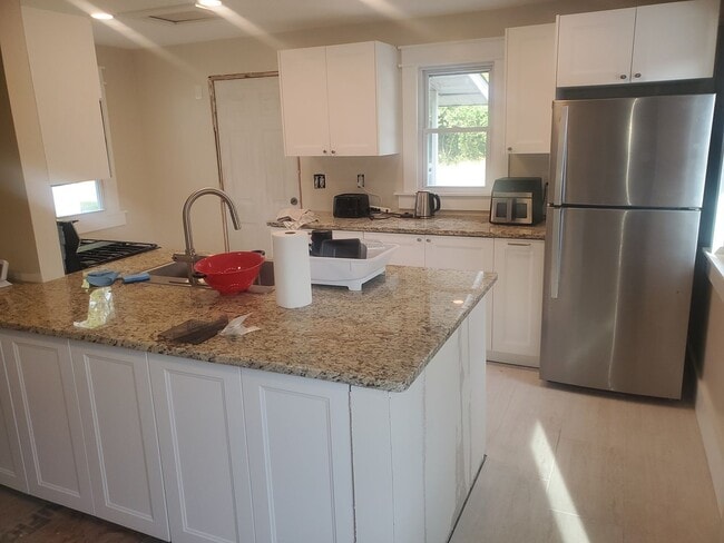 Building Photo - 2 bd, 1 ba house just east of downtown, co...