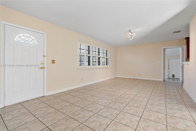 Foto del edificio - 21221 NE 25th Ct