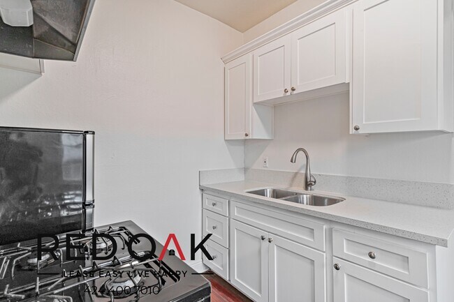 Foto del edificio - Lovely Studio with Exposed Red Brick, Stai...