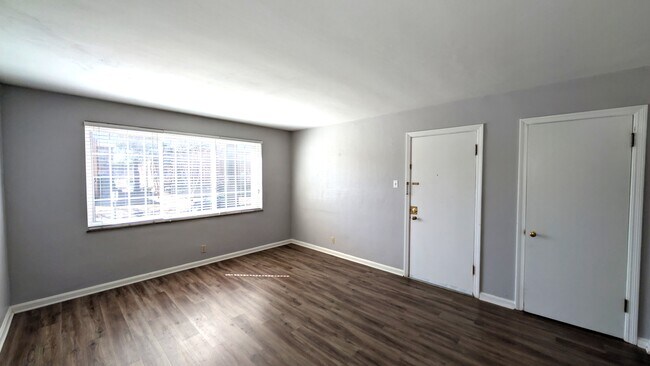 Foto del edificio - 5825 Sunshine Dr