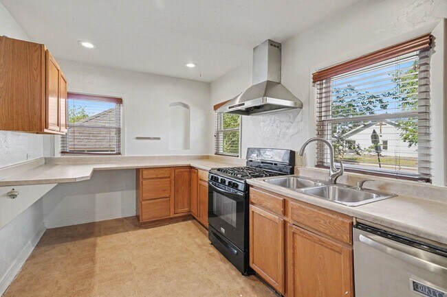 Foto del edificio - Spacious 4-Bedroom, 2-Bath Home with Large Yard, Garage & Central A/C