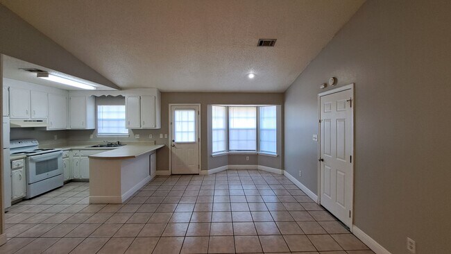 Foto del edificio - 3 bedroom 2 bath house available for rent!