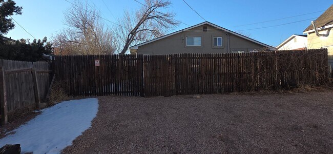 Foto del edificio - West Side Charmer! 1 bed, 1 bath- All Utilities & Lawn Care Included!