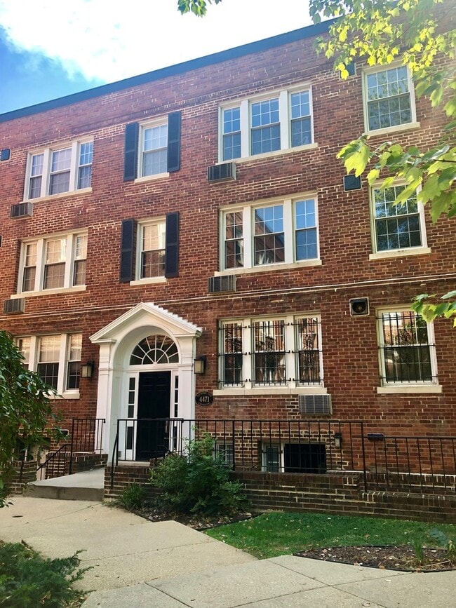 Large One Bedroom with Renovated Kitchen, Off Street Parking Included, Separate Office Space! - Large One Bedroom with Renovated Kitchen, Off Street Parking Included, Separate Office Space! Apartment