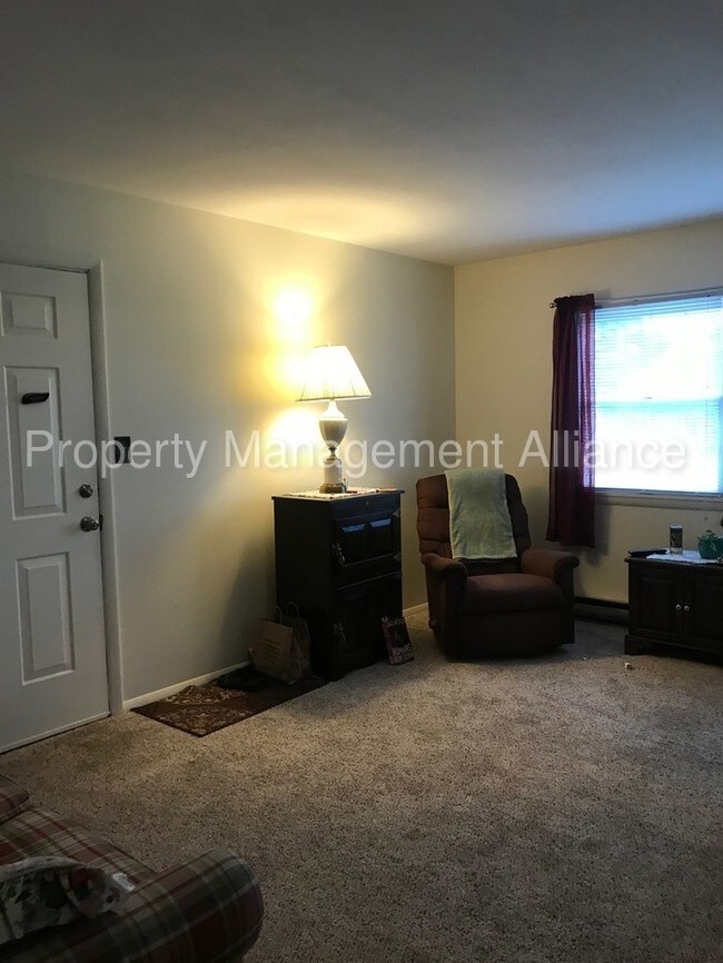 Building Photo - Serene Unit Minutes From Utica