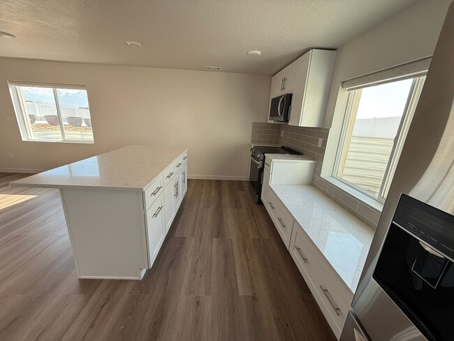 Foto del edificio - 2482 N Paintbrush Dr
