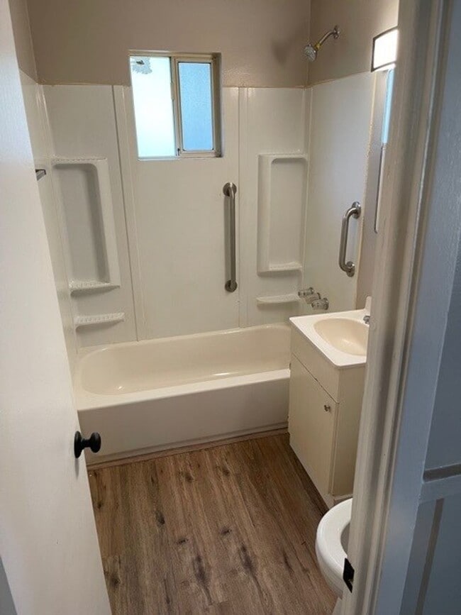 Foto del edificio - 905 Lapham Dr