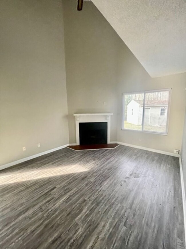Building Photo - Adorable 3 bedroom 2 bath duplex, located ...