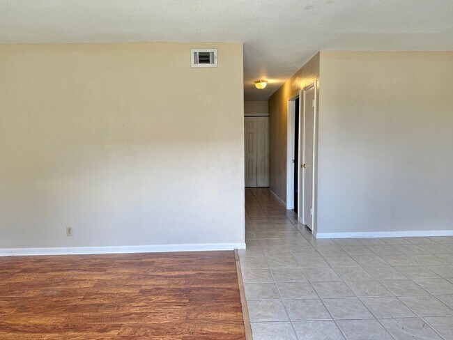 Foto del edificio - Great downstairs apartment close to it all
