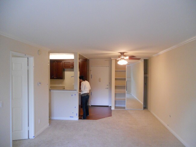 Building Photo - 5545 Canoga Ave