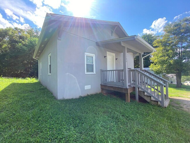 Building Photo - Adorable cottage in the heart of Rustburg!...