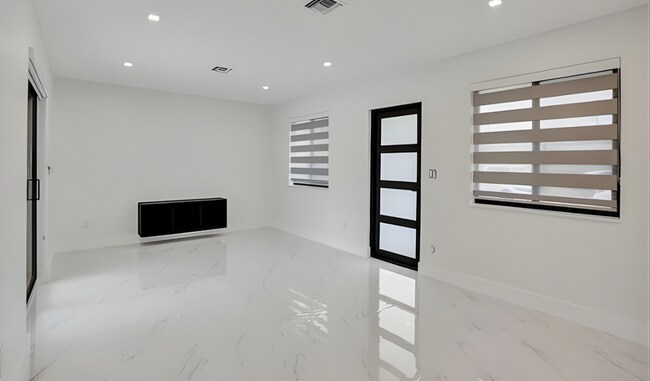 Foto del edificio - 7881 Hope St