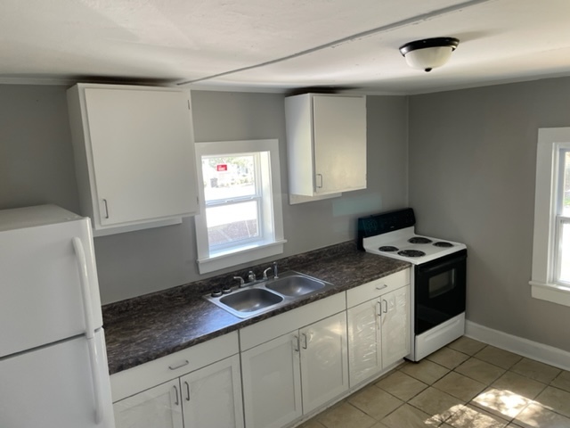 Kitchen before we addded the cabinet over the stove and cooking hood - 110 Bethune St