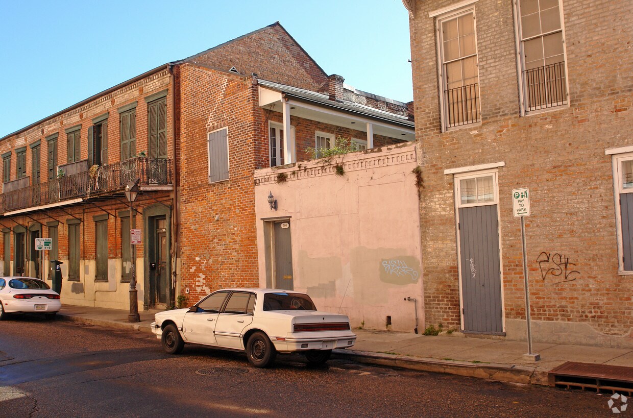 Primary Photo - 304 Burgundy St