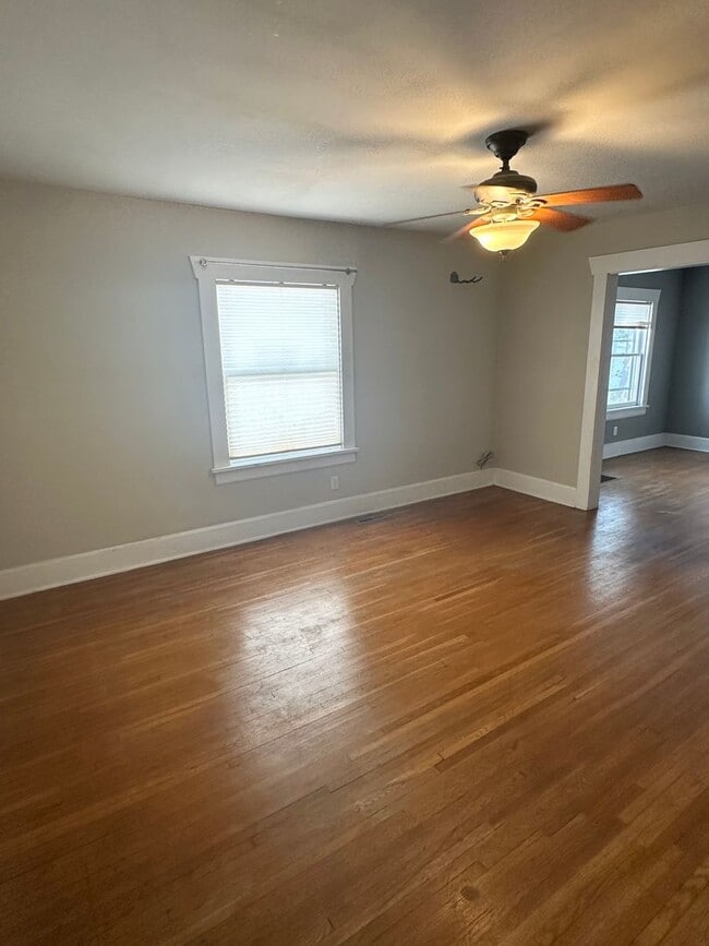 Building Photo - Charming 2-Bedroom, 1-Bathroom Home with Fenced Backyard & Detached Garage!