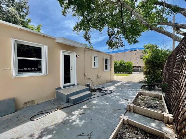 Foto del edificio - 5450 SW 7th St