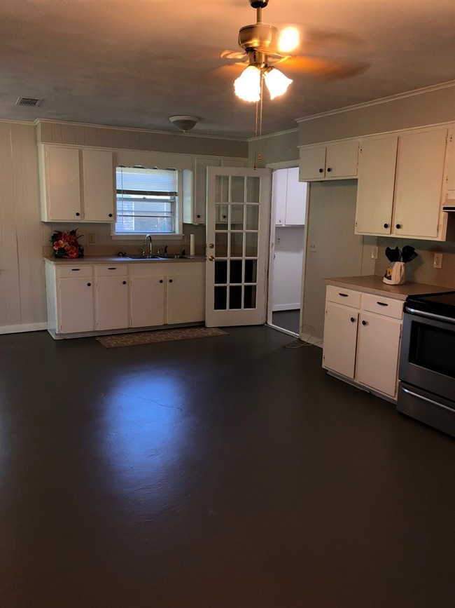 Building Photo - 2703 Pine Cir Dr