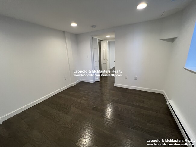 Building Photo - 112 Queensberry St