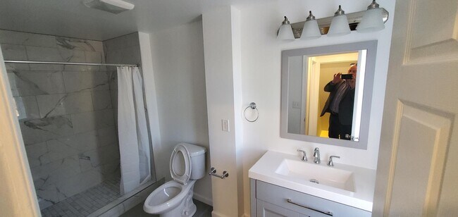 Full Bath - 1084 S Hanover St