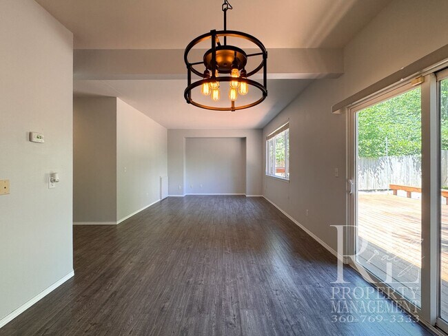 Foto del edificio - Dual Primary Suites, Huge Backyard Deck & Sun-Filled Living Spaces Near Everyday Conveniences