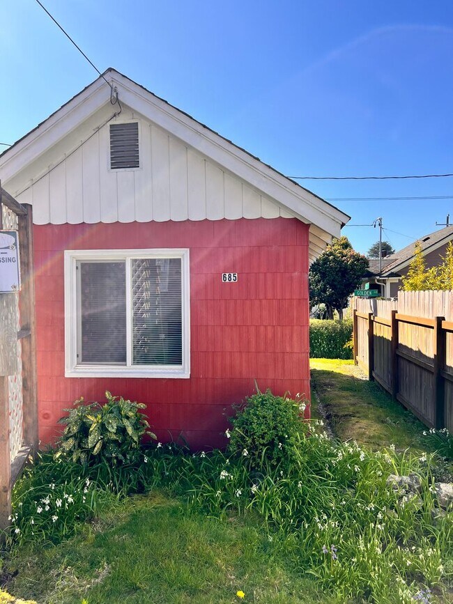 675685 Elrod Ave Unit 685 Elrod, Coos Bay, OR 97420 Room for Rent in