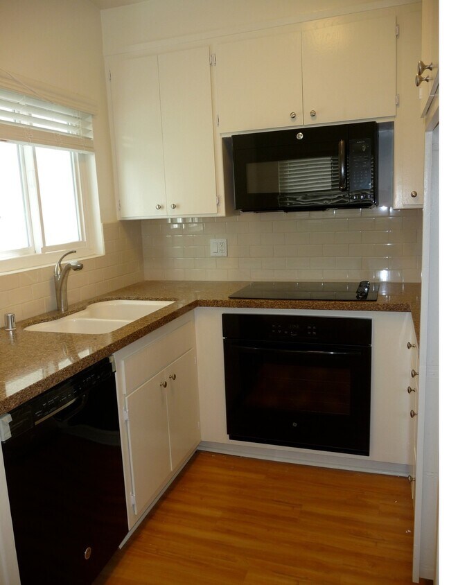 125B Kitchen - 125 Gull St