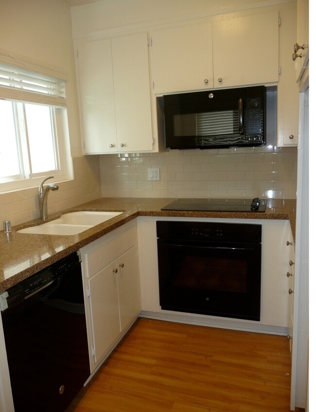 Building Photo - 125 Gull St