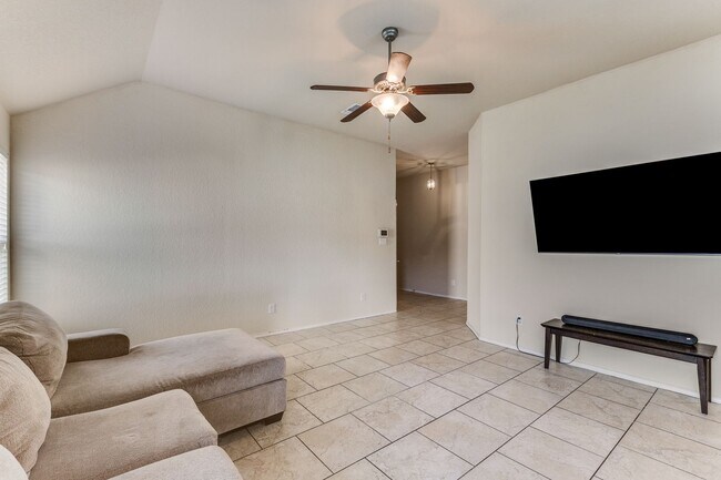 Foto del edificio - 3-BEDROOM, SINGLE STORY HOME IN CANDLEWOOD...