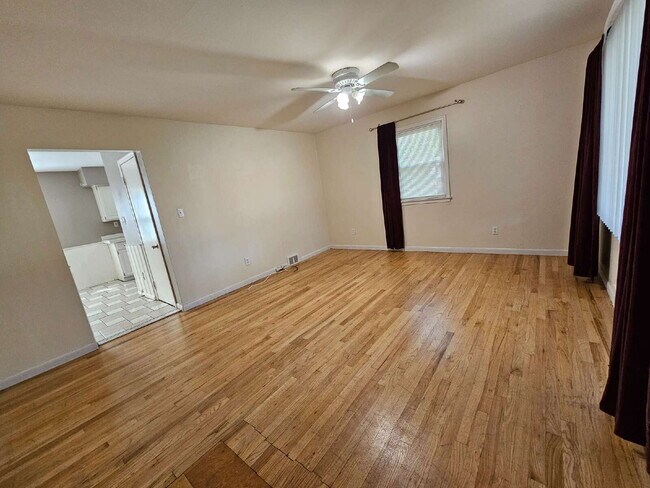 Foto del edificio - 3-Bedroom, 2-Bathroom Ranch with Hardwood Flooring, Tiled Kitchen and Finished Basement with a 2 ...