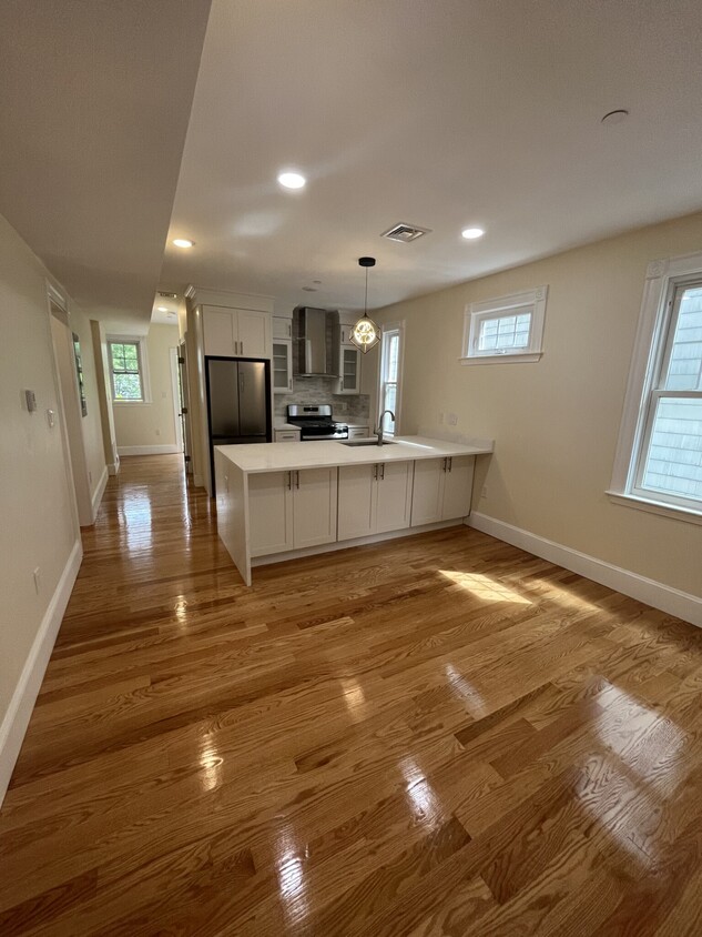 Primary Photo - 32 Putnam Ave