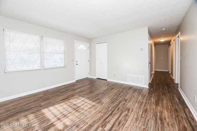 Building Photo - 10962 Luana Dr N