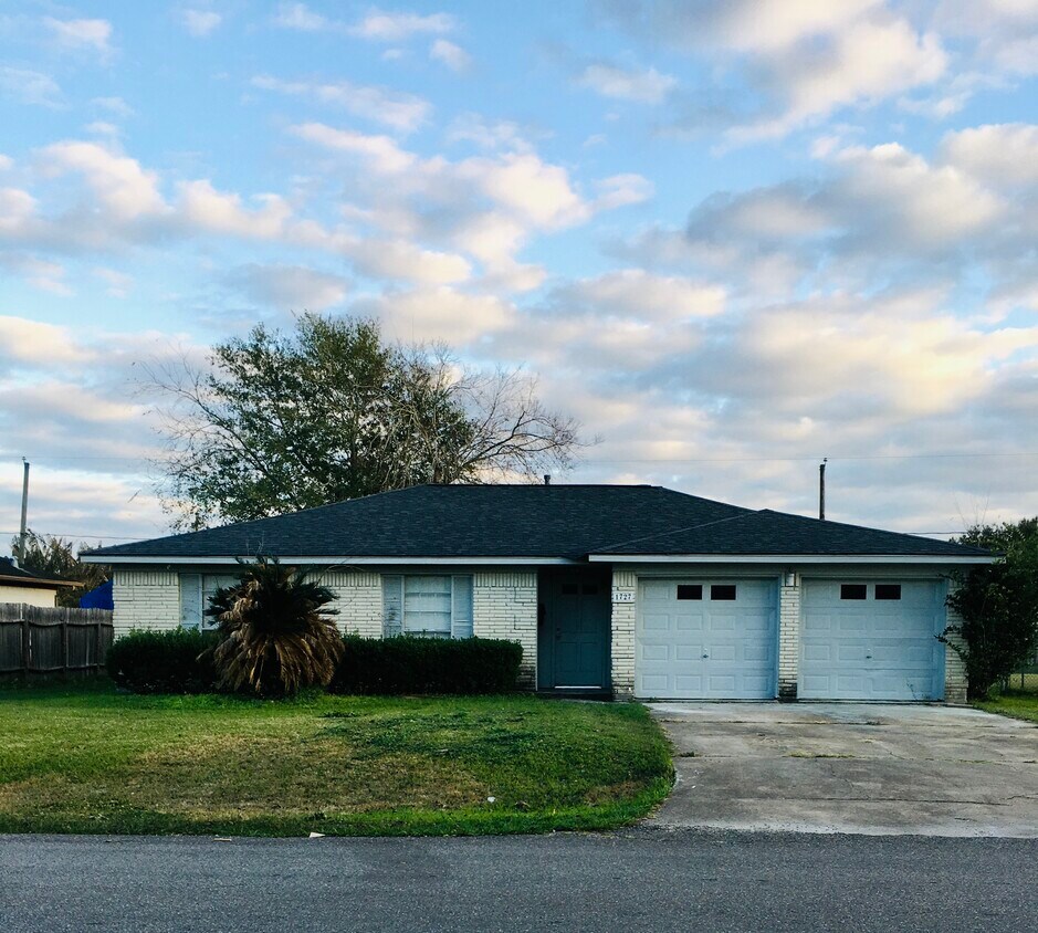 Primary Photo - 1727 Junker St