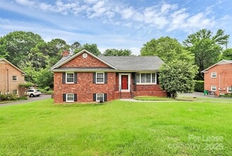 Building Photo - 6908 Lancer Dr