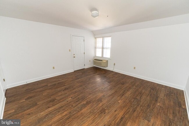 Building Photo - 804 Travers St
