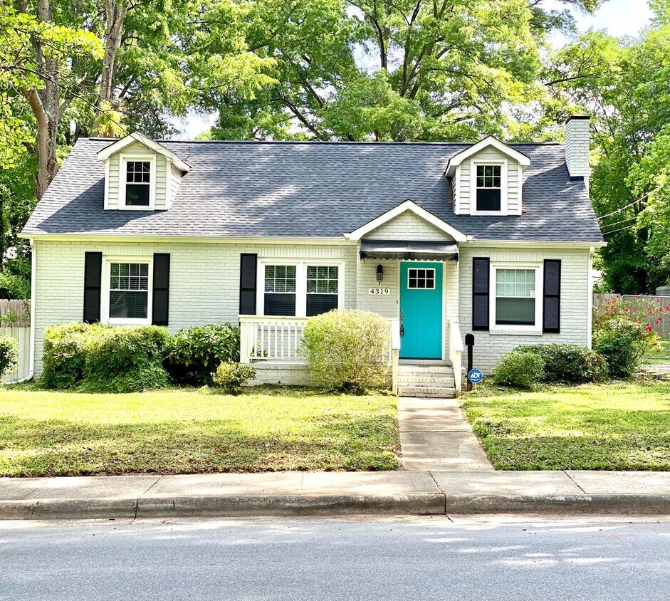 Primary Photo - Charming Home Located in Cotswold Neighbor...