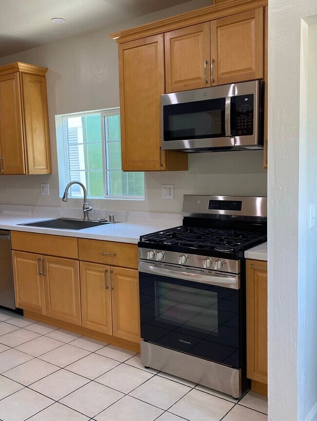 Foto del edificio - Charming & Cheery 3-Bedroom Duplex in Old ...