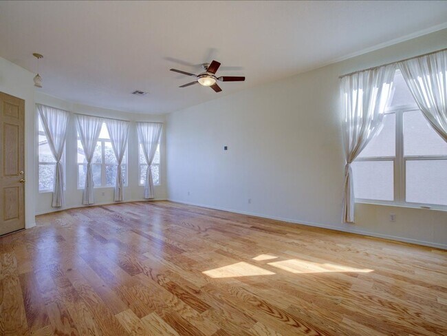 Foto del edificio - Ready Living: Solar Panels, EV Charging & Open-Concept Design!