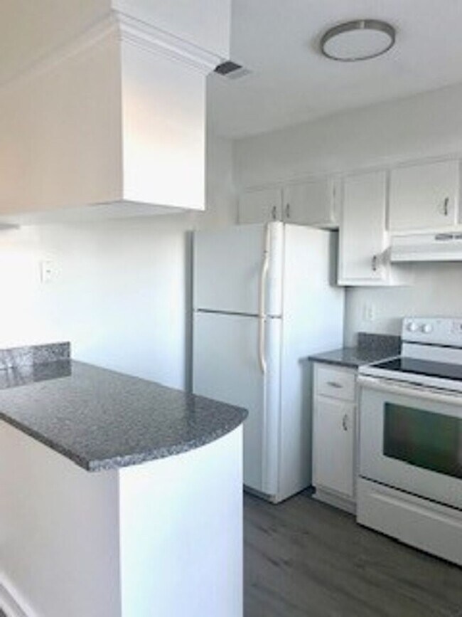 Building Photo - Very cute 2 bedroom 1 1/2 bath town-home c...